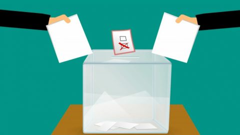 voto en blanco dibujo de dos manos con papeletas y una urna en medio